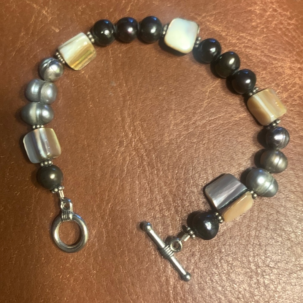 BRACELET WITH GRAY PEARLS,BLACK PEARLS AND MOTHER OF PEARL NUGGETS.